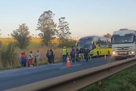 Colisão entre ônibus e caminhão mobiliza aeromédico do SAMU na BR-376 em PG 