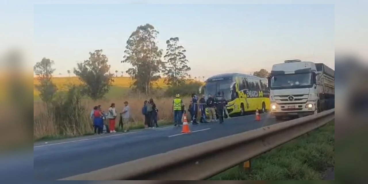 Colisão entre ônibus e caminhão mobiliza aeromédico do SAMU na BR-376 em PG 