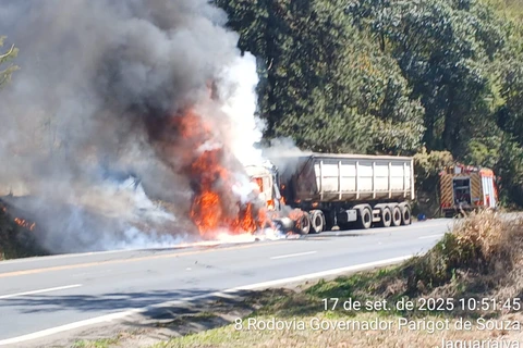 Caminhão pega fogo e interdita PR-092, em Jaguariaíva 
