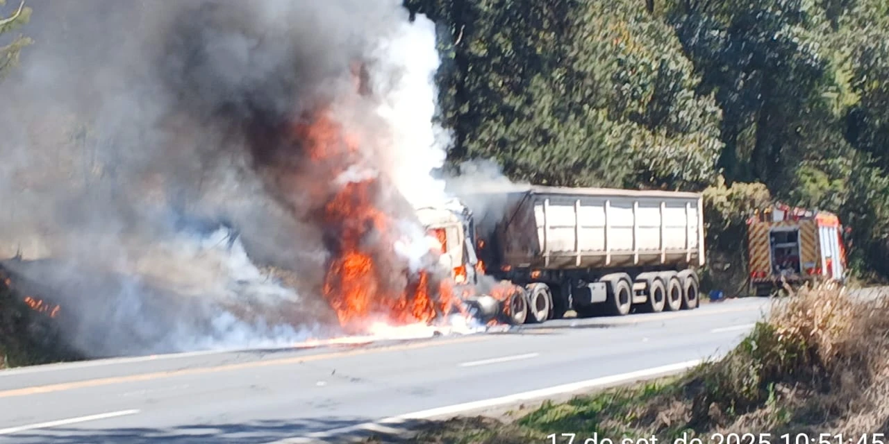 Caminhão pega fogo e interdita PR-092, em Jaguariaíva 