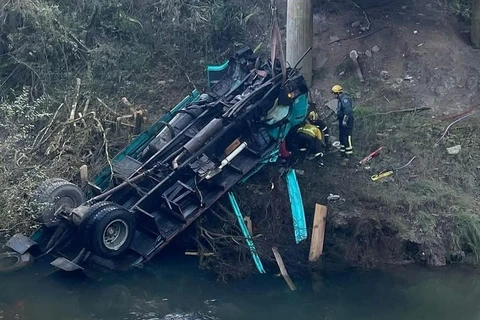 Caminhoneiro morre após caminhão cair em ponte na Serra Catarinense 