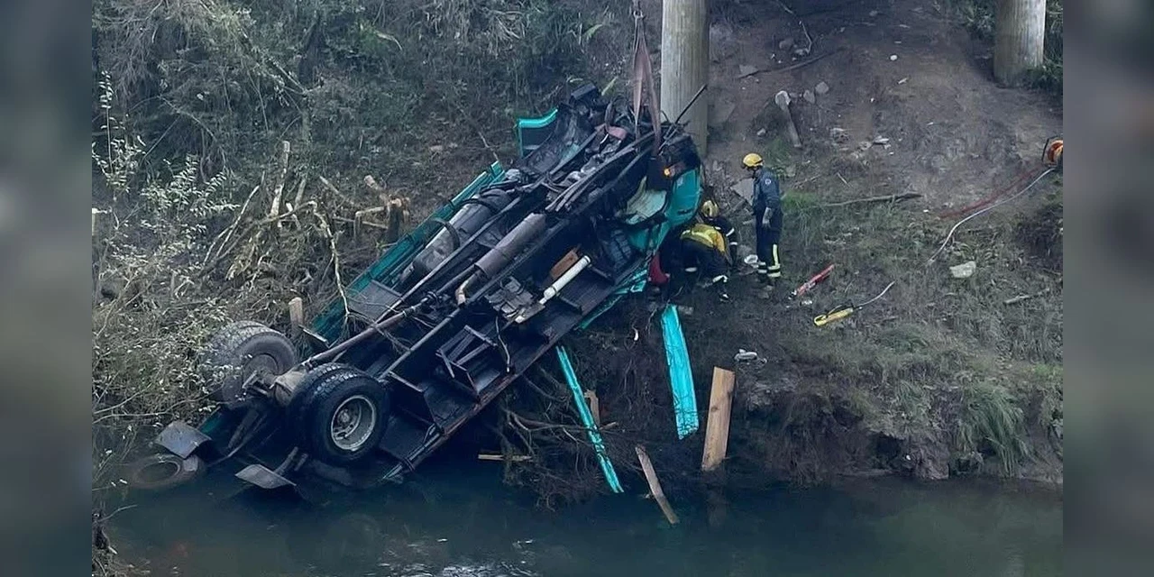 Caminhoneiro morre após caminhão cair em ponte na Serra Catarinense 