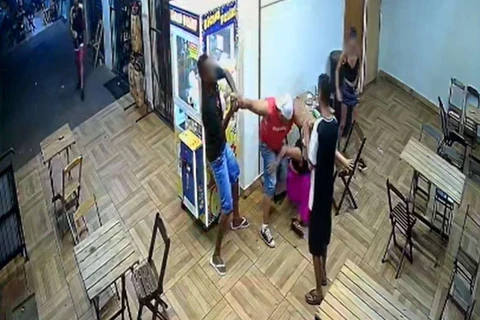 VIDEO: jovem é morta a facadas durante discussão com o ex em loja de conveniência