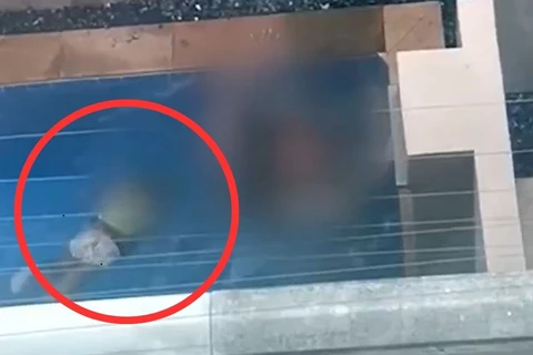Mãe tem relação sexual em piscina ao lado do filho e é filmada por vizinho; vídeo