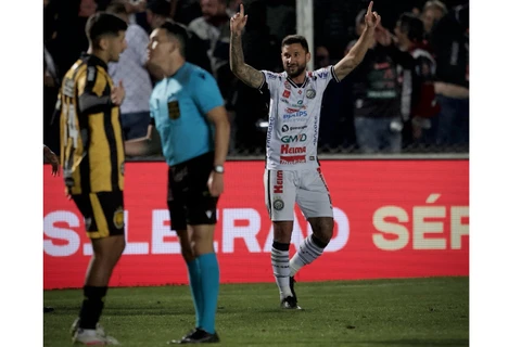 Operário vence o Amazonas de virada no Germano Kruger 