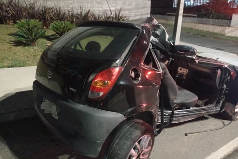 Condutor embriagado e com CNH suspensa causa acidente em PG