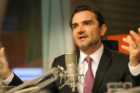 Ministro Celso Sabino anuncia saída do governo Lula