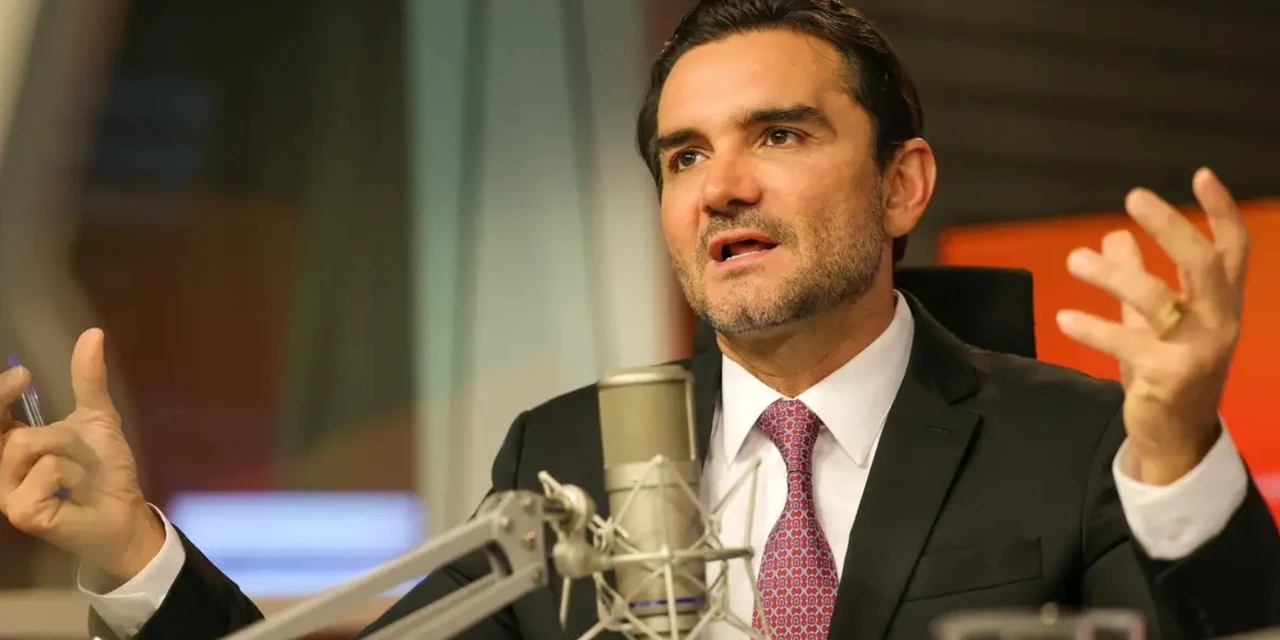 Ministro Celso Sabino anuncia saída do governo Lula