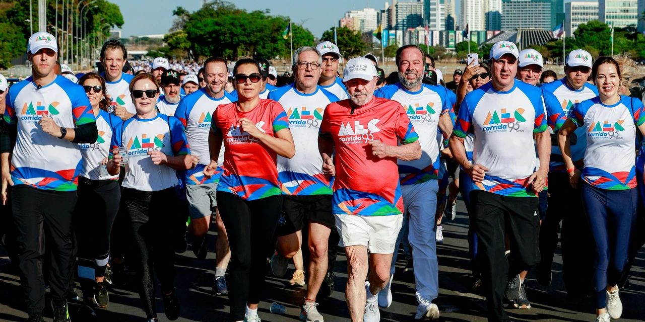 Lula participa de caminhada e ironiza Bolsonaro: 'Aqui não tem motociata'