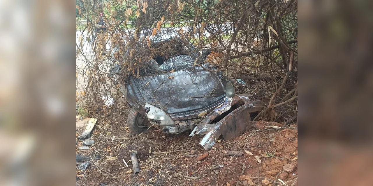 Condutor sofre ferimentos após bater em barranco na PR-441, em Reserva 