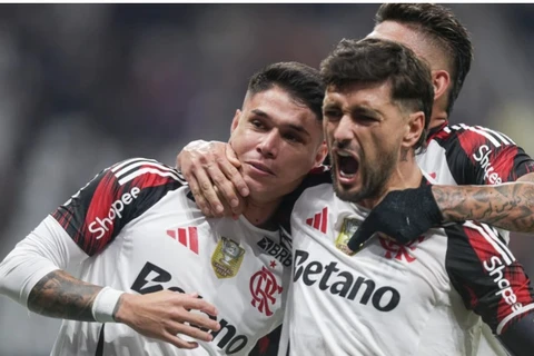 De virada, Flamengo vence o Corinthians e se isola ainda mais na liderança do Brasileirão