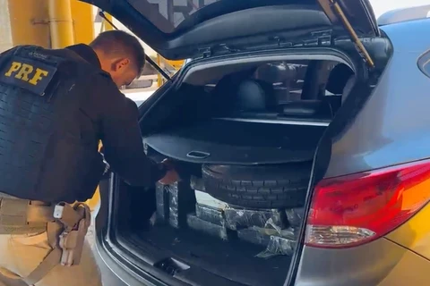 Perseguição da PRF termina com apreensão de quase meia tonelada de maconha; video!