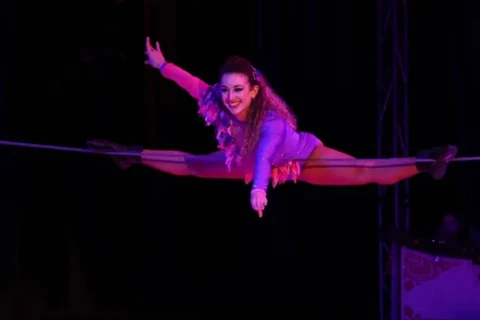 Acrobata de circo cai de 5 metros durante apresentação e morre na frente de crianças