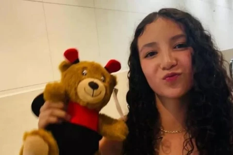 Adolescente coloca silicone nos seios como "presente de 15 anos" do padrasto e morre