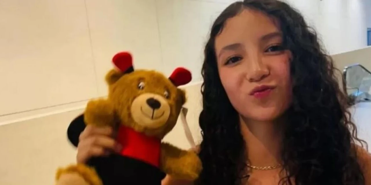 Adolescente coloca silicone nos seios como "presente de 15 anos" do padrasto e morre