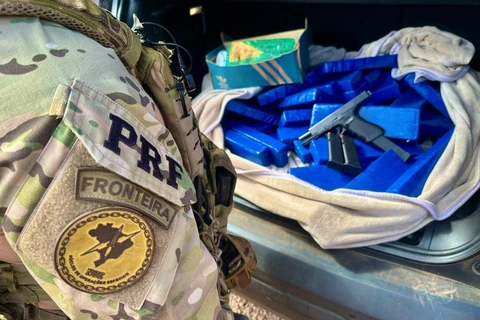 PRF apreende arma com “kit rajada” com traficantes