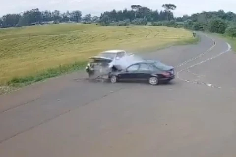 Vídeo mostra colisão frontal entre Mercedes e Ford Ranger 