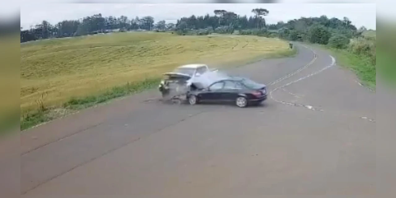 Vídeo mostra colisão frontal entre Mercedes e Ford Ranger 