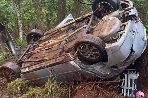 Família a caminho do nascimento do filho sofre acidente após carro capotar no Paraná 