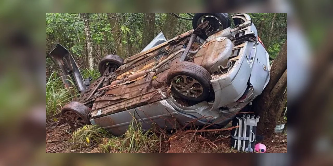 Família a caminho do nascimento do filho sofre acidente após carro capotar no Paraná 