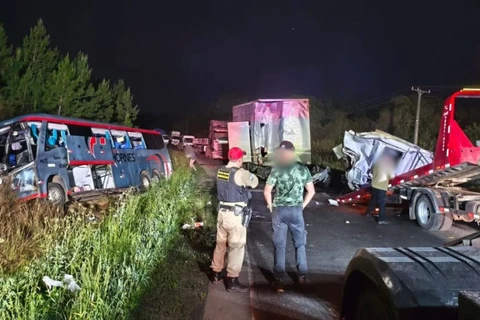 Duas pessoas morrem e 34 ficam feridas após colisão entre caminhão e ônibus na PR-151