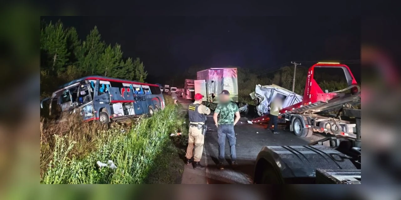 Duas pessoas morrem e 34 ficam feridas após colisão entre caminhão e ônibus na PR-151