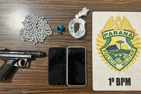 PM apreende drogas e simulacro de arma em residência alvo de denúncias em Carambeí 