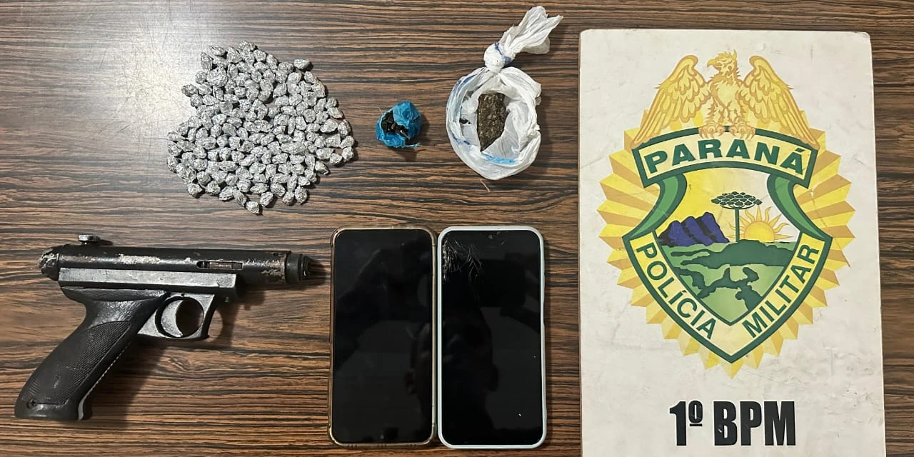 PM apreende drogas e simulacro de arma em residência alvo de denúncias em Carambeí 