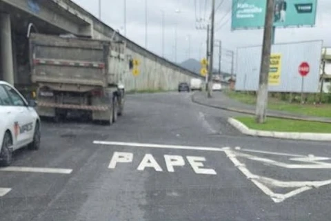 Em Guaramirim alguém pintou o asfalto e ao invés de 'pare' colocou 'pape' 