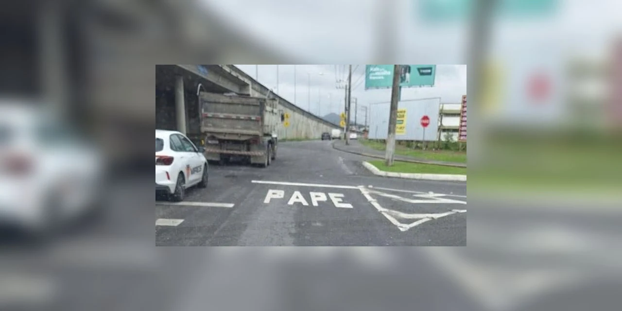 Em Guaramirim alguém pintou o asfalto e ao invés de 'pare' colocou 'pape' 