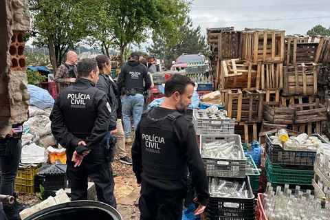 PCPR destrói 300 mil garrafas de vodca, uisque, gin e cachaça importados