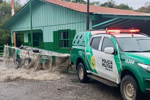 Polícia Ambiental apreende redes de pesca no rio Iguaçu em Palmeira 