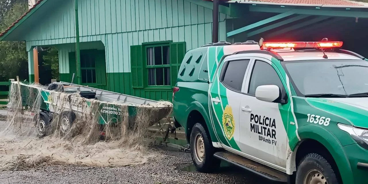 Polícia Ambiental apreende redes de pesca no rio Iguaçu em Palmeira 