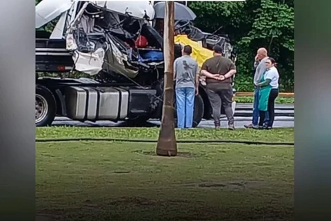 Bebê de 7 meses morre em grave acidente envolvendo dois caminhões na BR-476, em São Mateus do Sul