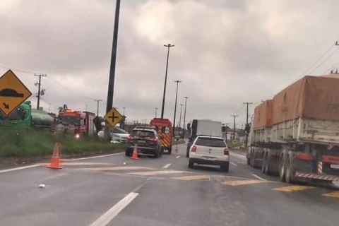 Condutor fica gravemente ferido após automóvel atingir poste na Souza Naves 