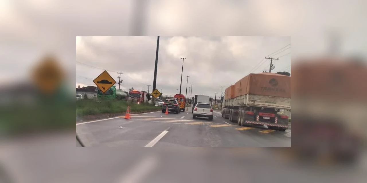 Condutor fica gravemente ferido após automóvel atingir poste na Souza Naves 