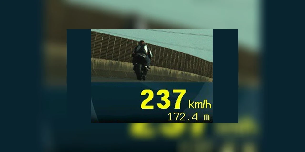 PRF flagra motociclista a 237 km/h no Paraná