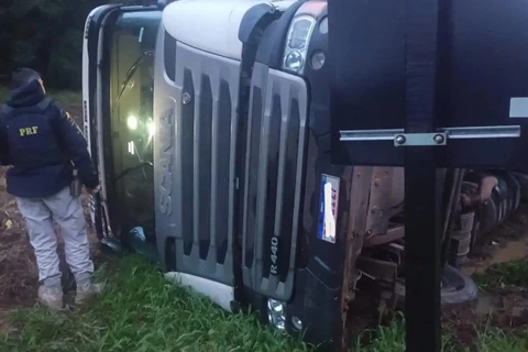 Motorista vai responder ‘zap’ da esposa, tomba caminhão e acaba detido no Paraná