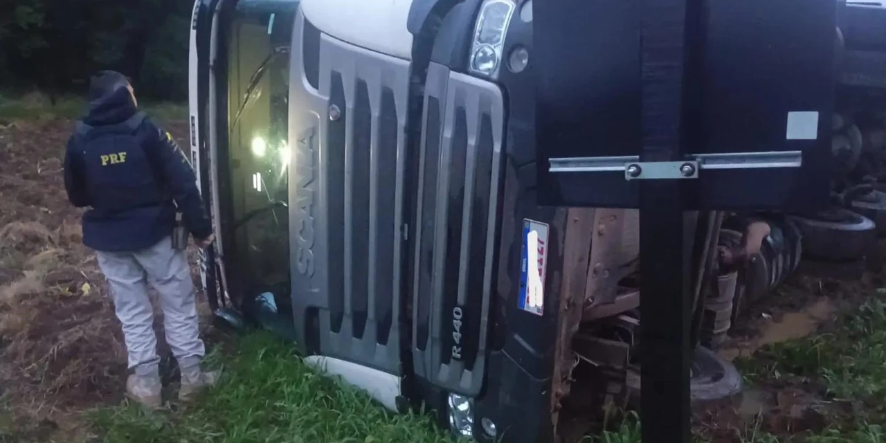 Motorista vai responder ‘zap’ da esposa, tomba caminhão e acaba detido no Paraná