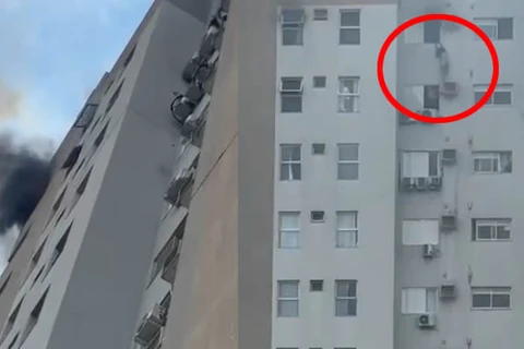 VIDEO: mulher se pendura no 13º andar para salvar mãe e sobrinha de incêndio