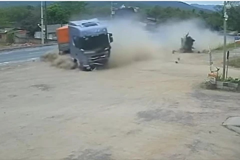 Vídeo mostra acidente entre dois carros e carreta em SC; uma pessoa morreu 