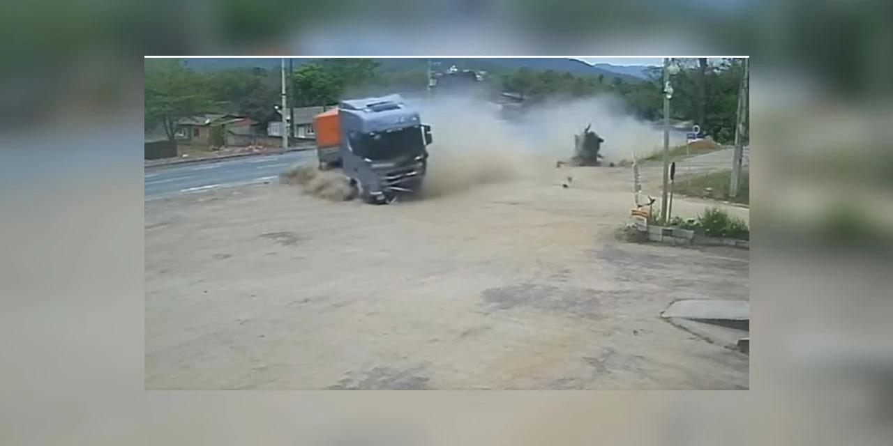 Vídeo mostra acidente entre dois carros e carreta em SC; uma pessoa morreu 