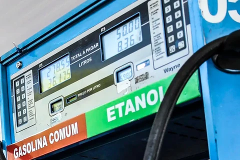 Petrobras reduz preço da gasolina em 4,9% a partir de terça-feira