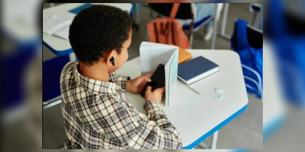 Pai de aluna agride professor com socos após bronca por uso de celular em sala de aula