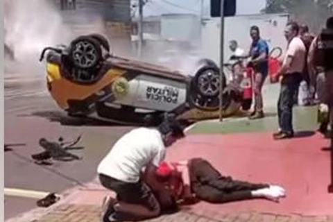 Viatura da PM capota e atropela jovem em patinete elétrico durante ocorrência no Paraná