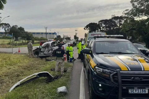 Casal morre e criança fica ferida em grave acidente entre carro e caminhão na RMC 