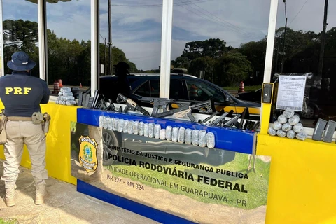 PRF apreende fuzis e pistolas na BR-277, em Guarapuava  