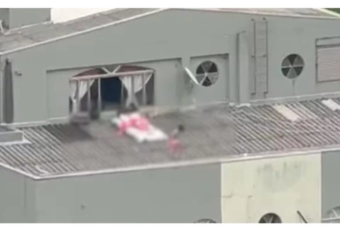 Vídeo: crianças são vistas em telhado de prédio com brinquedos e cena vira caso de polícia
