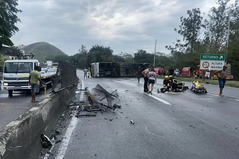 Ônibus com torcedores do Flamengo que seguia para Argentina tomba e deixa 46 feridos