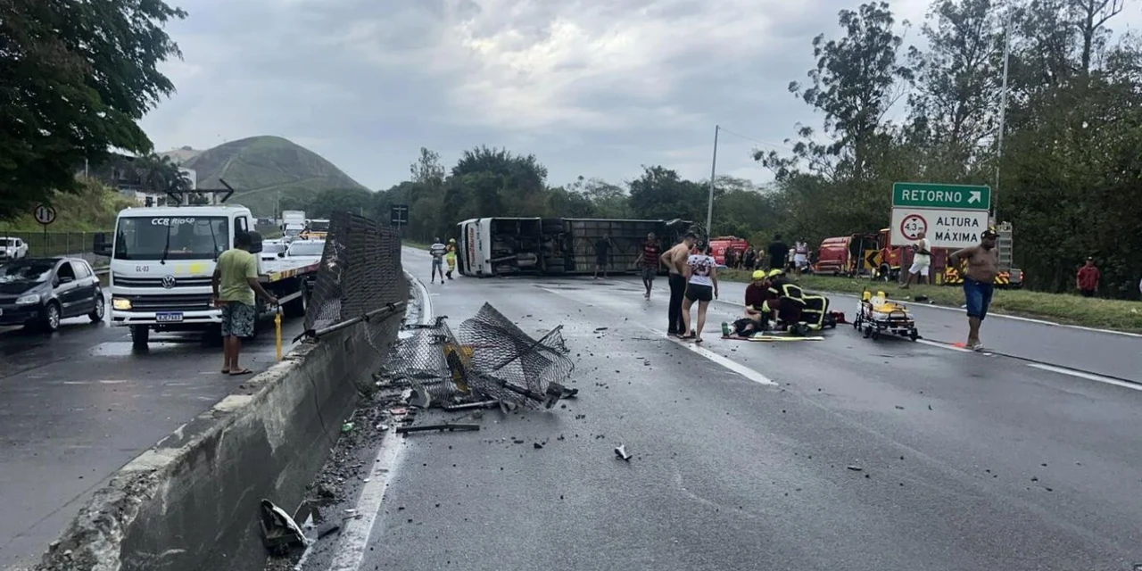 Ônibus com torcedores do Flamengo que seguia para Argentina tomba e deixa 46 feridos